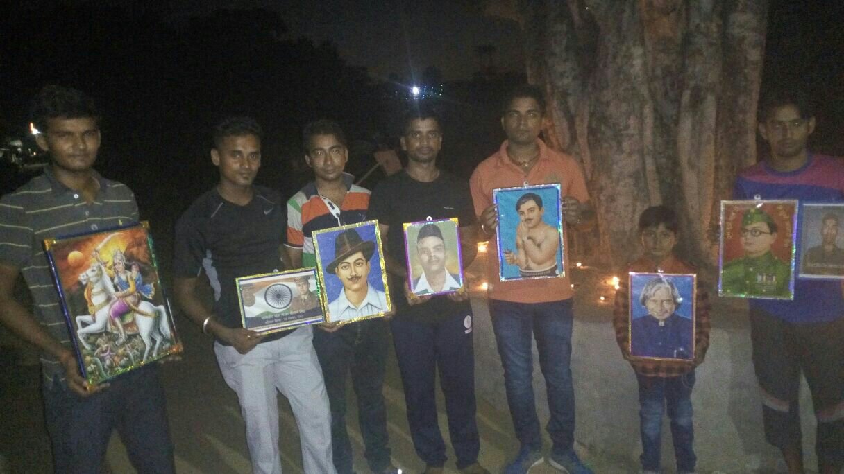 शहीदों के सम्मान में जले दीप