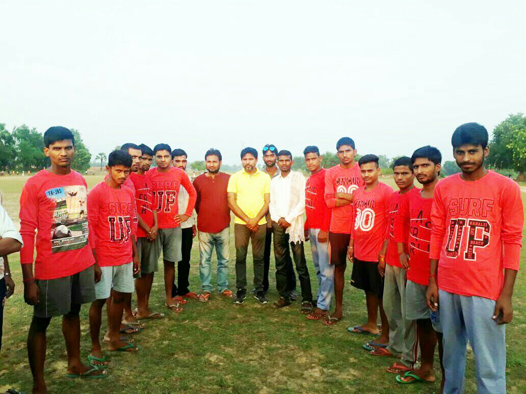 उत्साह बढ़ाने के लिए  क्रिकेट टीम को  दिया गया जर्सी