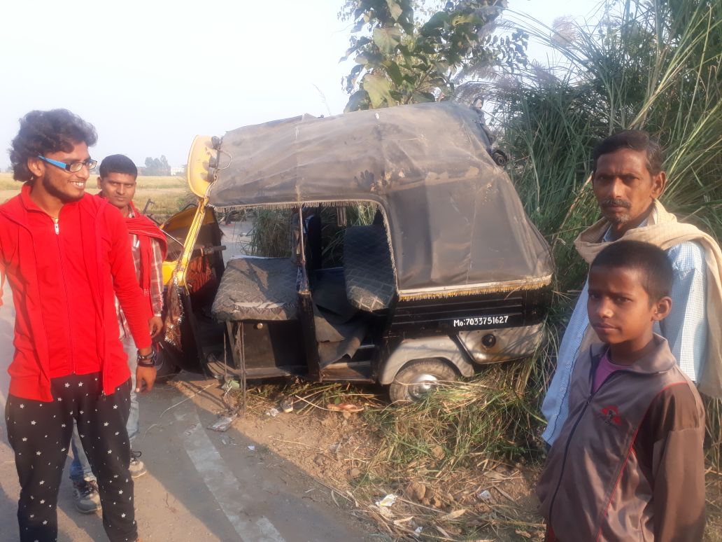 ऑटो पलटने से 12 घायल।