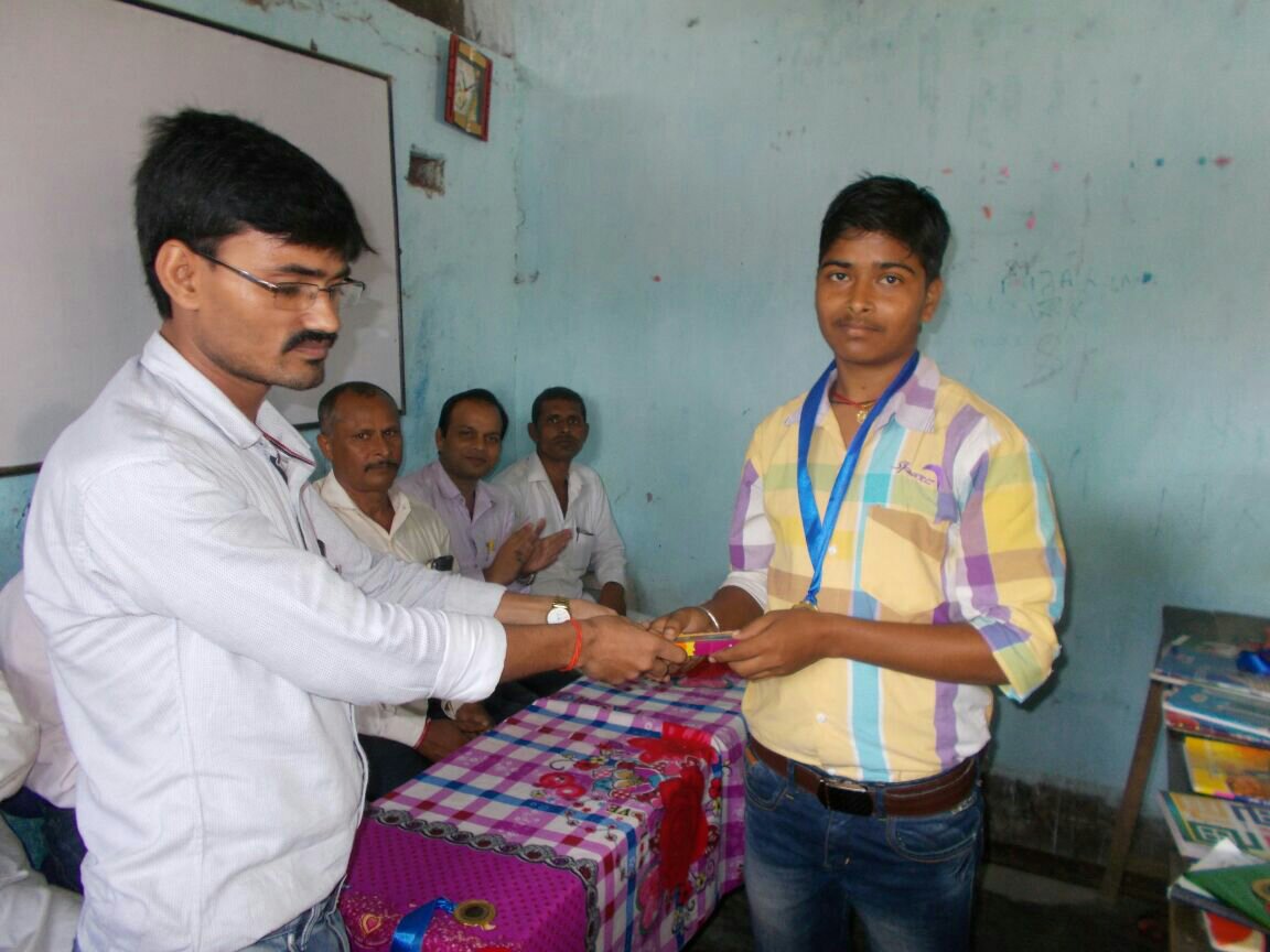 विद्यार्थियों को  पुरस्कार दे कर किया गया सम्मानित