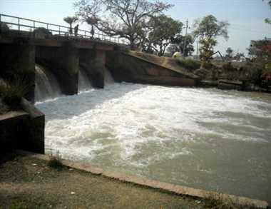 कमज़ोर एवं पुराने सिपहाँ पुल से भारी वाहनों का आवागमन बंद