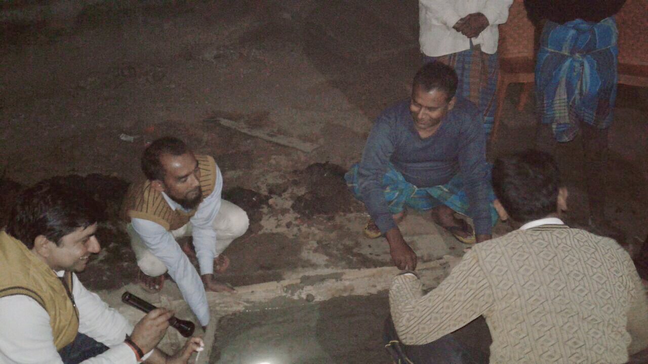 टूटी हुई सड़क एवं नाली का निर्माण जनता के सहयोग से किया गया