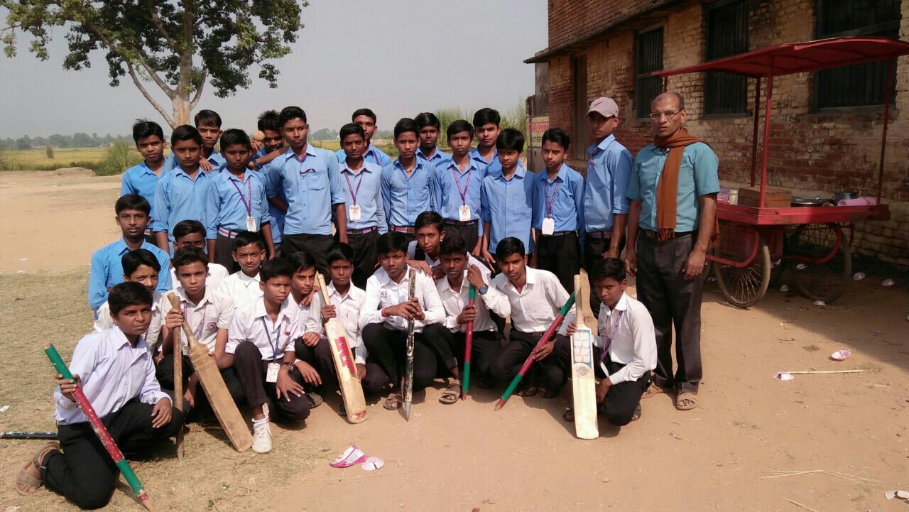 निजी शिक्षण संस्थान द्वारा बाल दिवस के अवसर पर  क्रिकेट मैच का आयोजन कराया गया