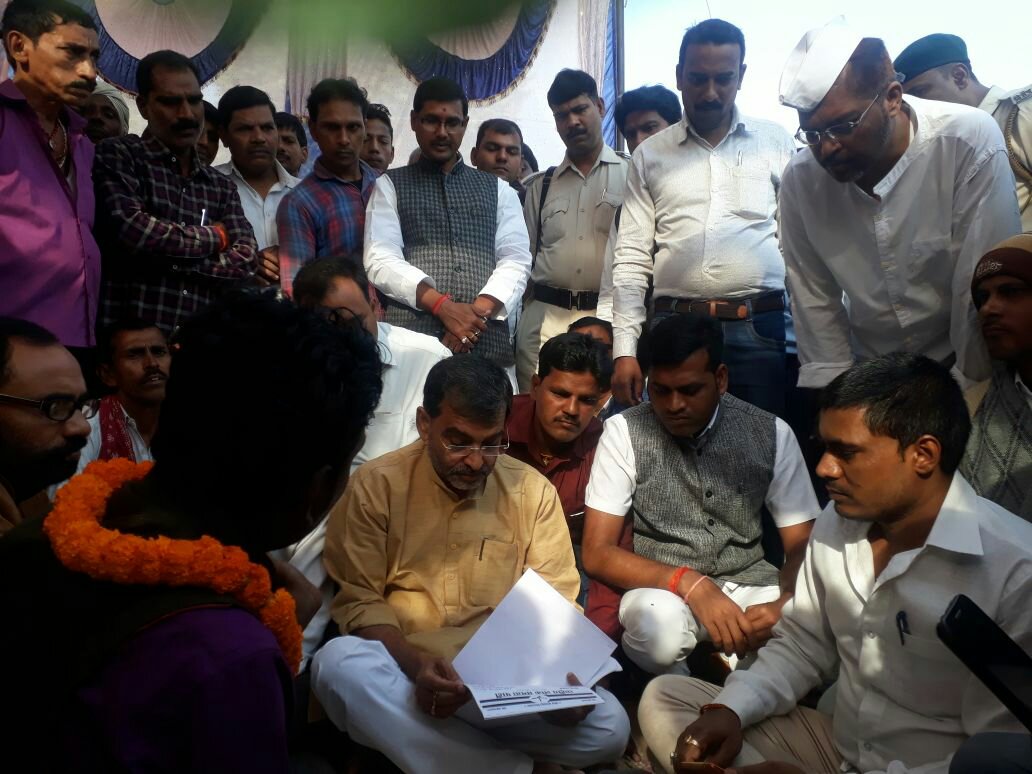 केंद्रीय मंत्री ने जूस पिला कर तोड़वाया अनशन