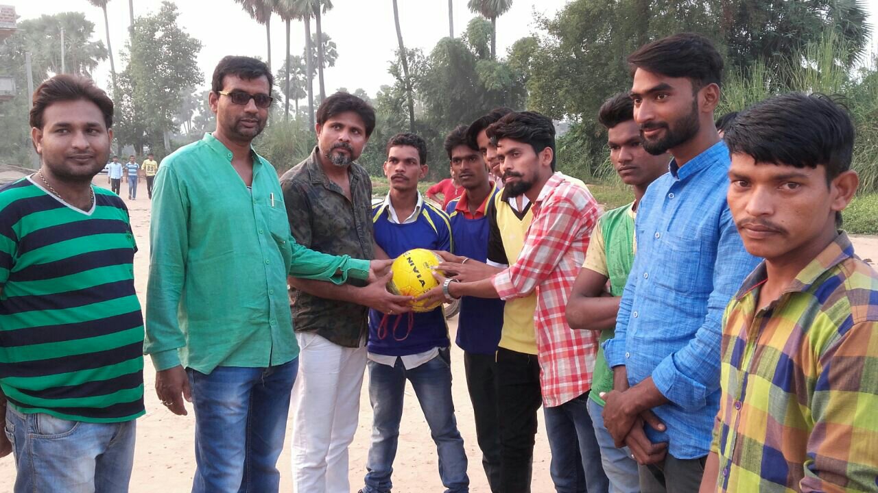 युवा राजद नेता अरुण कुमार के सौजन्य से खिलाड़ियों को दिया गया फुटबॉल