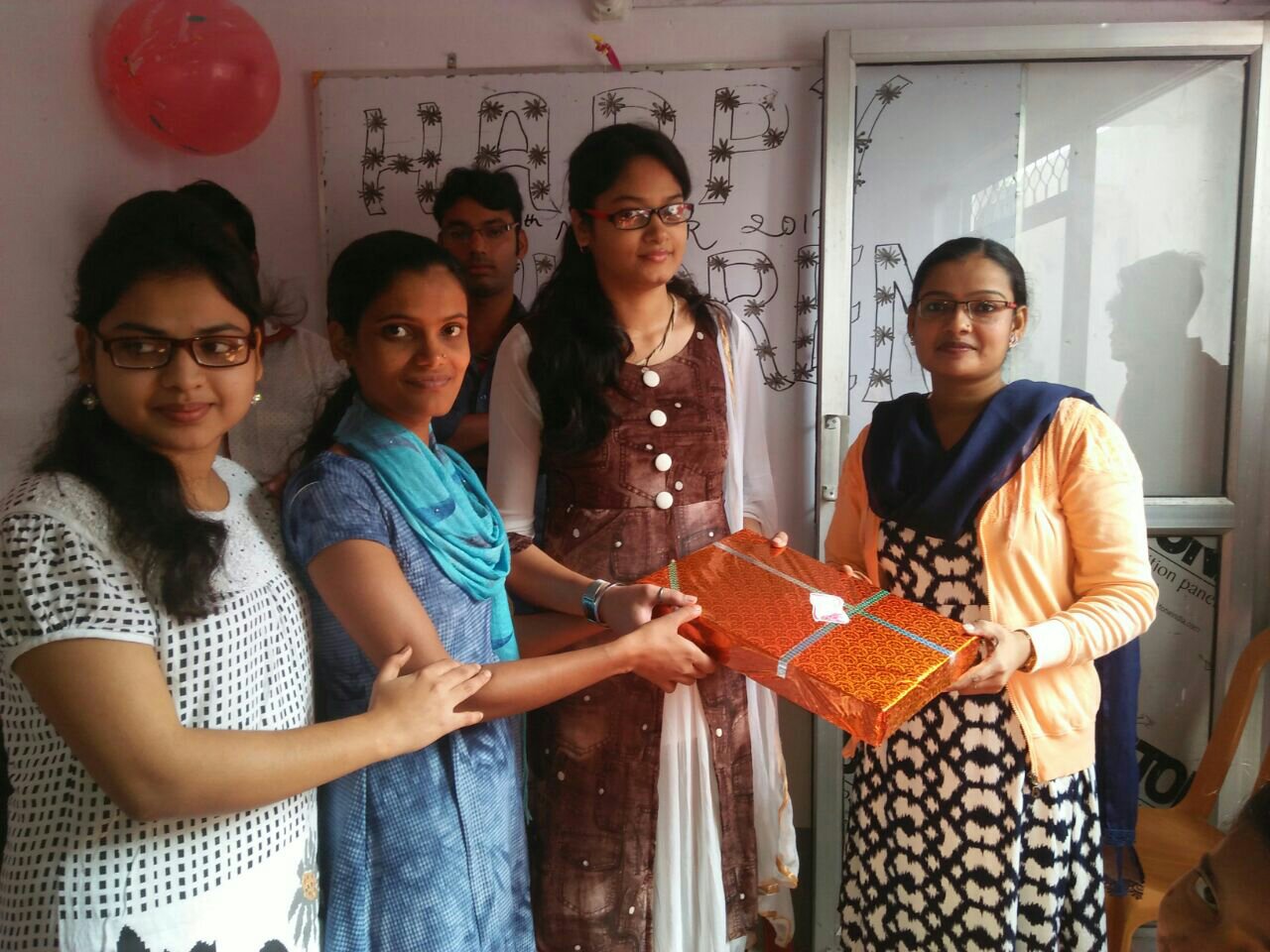 निजी शिक्षन संस्थान में प्रशस्ति पत्र का किया गया वितरण