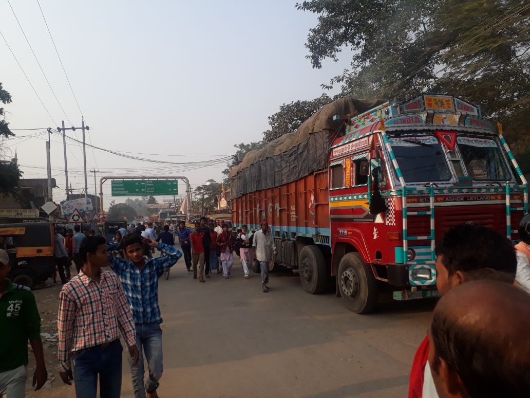 जाम के कारण होती हैं दुर्घटनाएं हटनी चाहिए बस स्टैंड ।