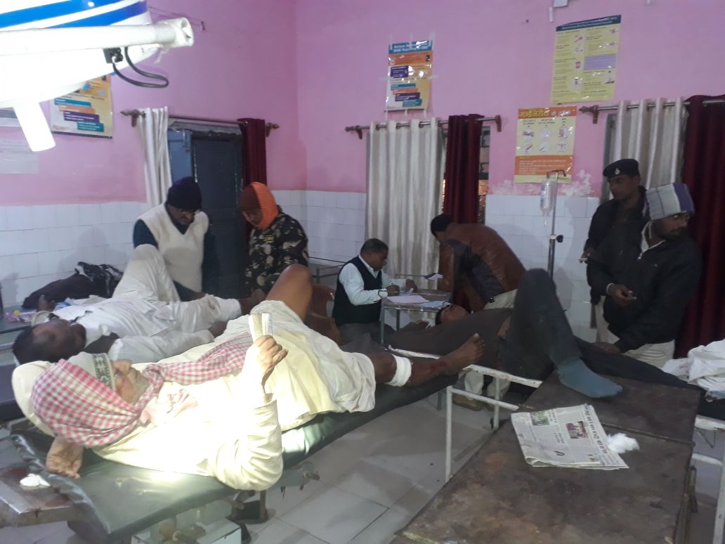 दो मोटरसाइकिल की आमने-सामने की टक्कर में तीन जख्मी।