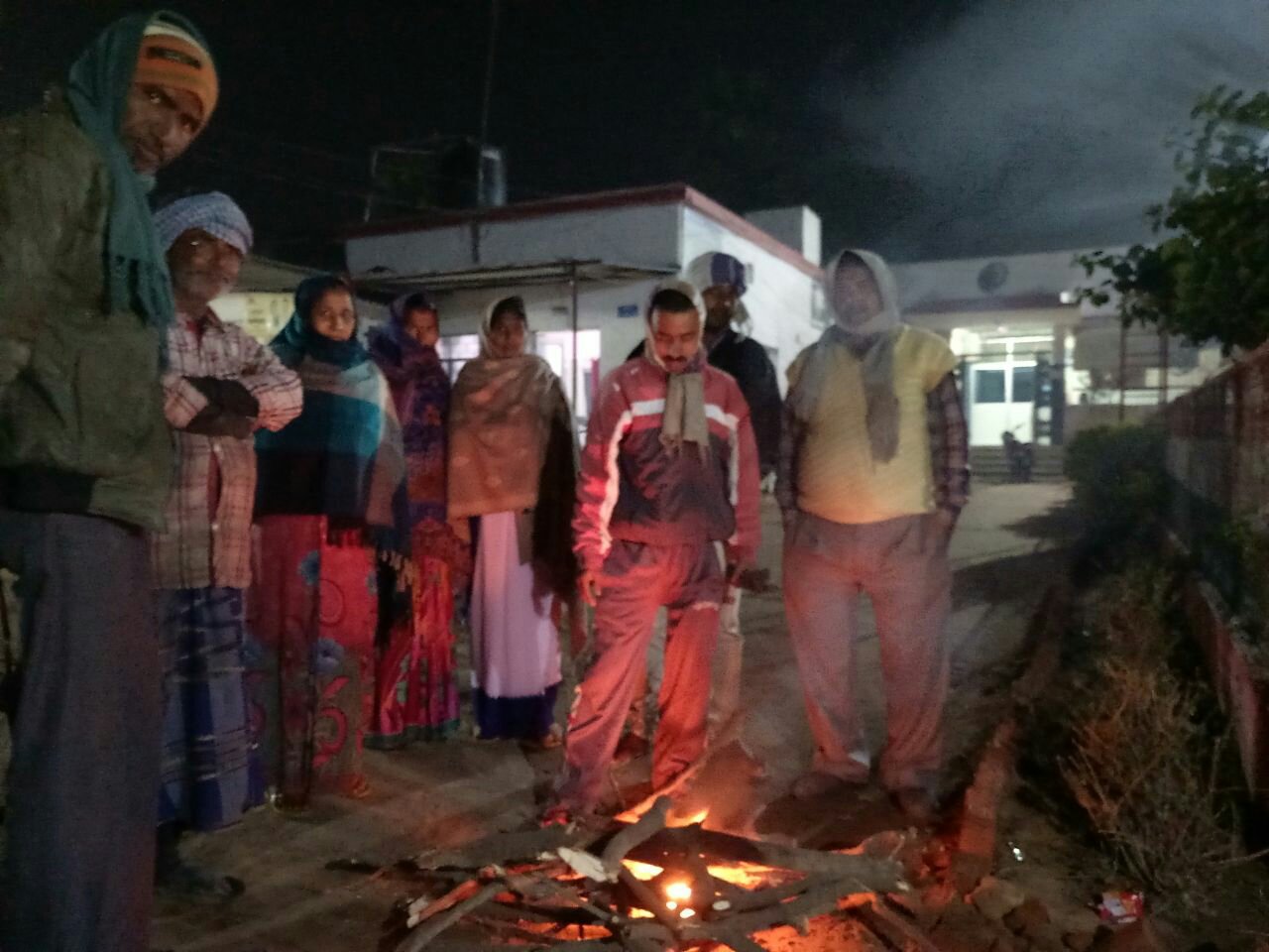 अलाव की व्यवस्था होने से लोगों को मिली राहत