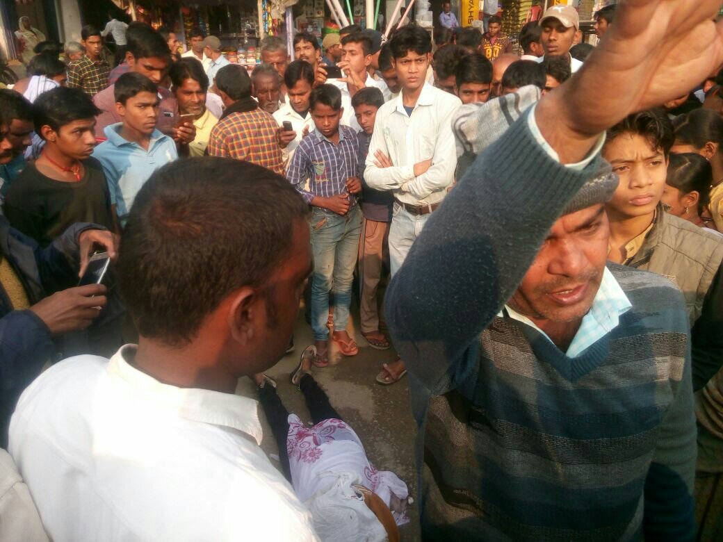 सड़क दुर्घटना में एक युवती की मौत