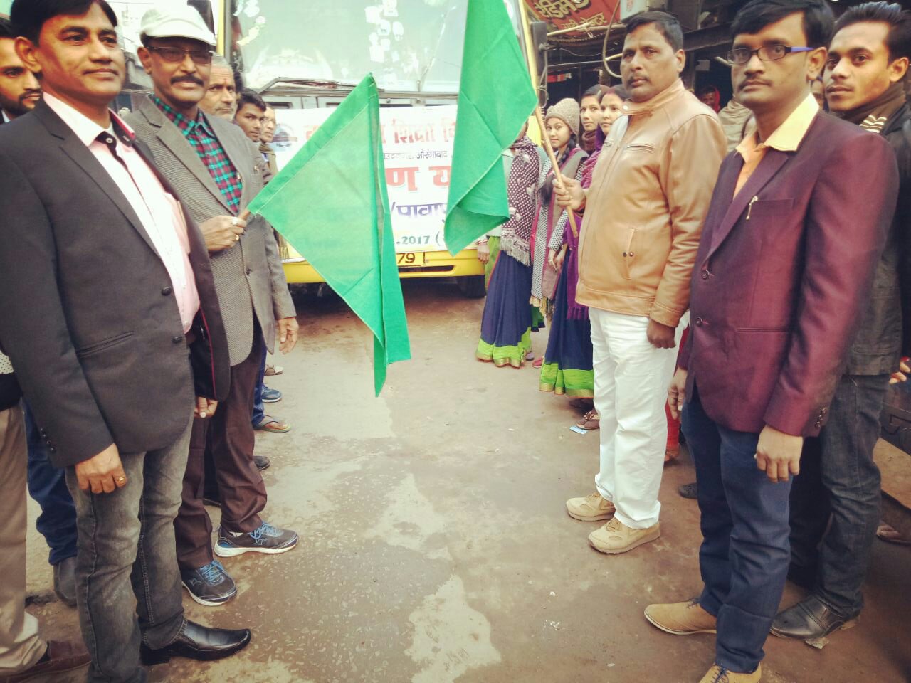 स्कूली बच्चे परिभ्रमण के लिए हुए रवाना 