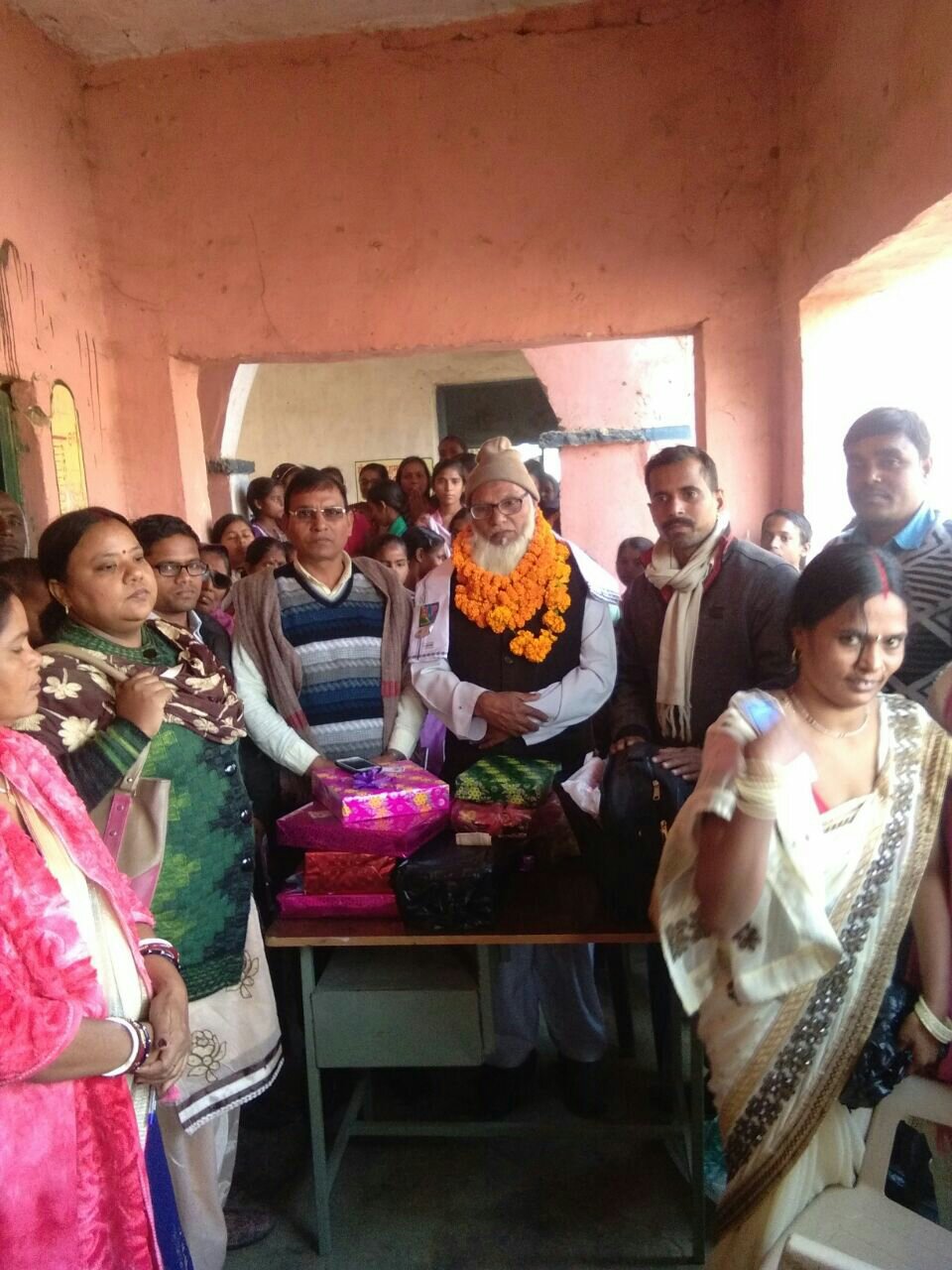 अवकाश ग्रहण करने वाले शिक्षक को दी गयी भावभीनी विदाई 