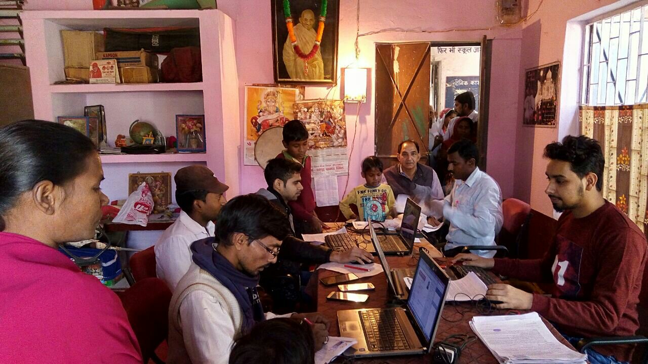 शिविर लगाकर बच्चों को खोला गया खाता