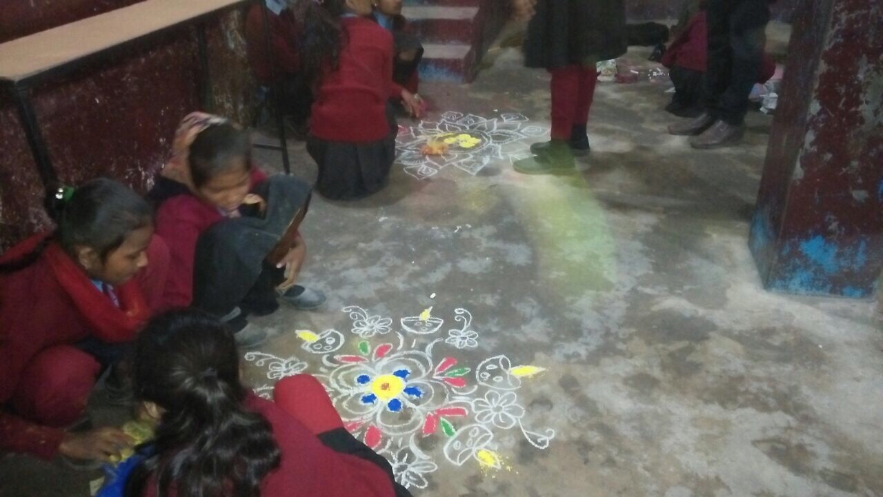 सरस्वती पूजा के अवसर पर किया गया रंगोली का आयोजन