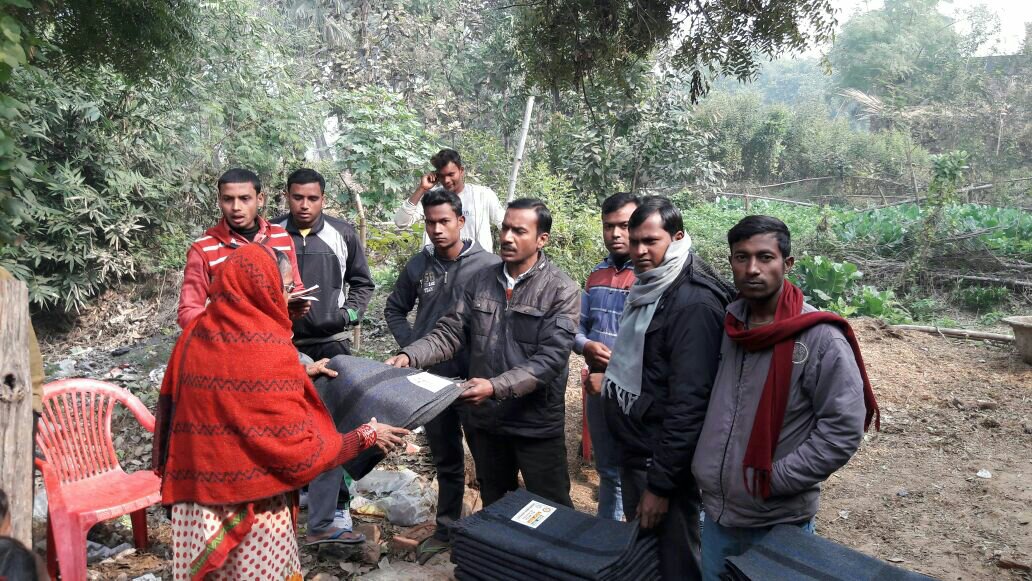 डाo प्रकाश चंद्रा द्वारा किया गया कंबल वितरण