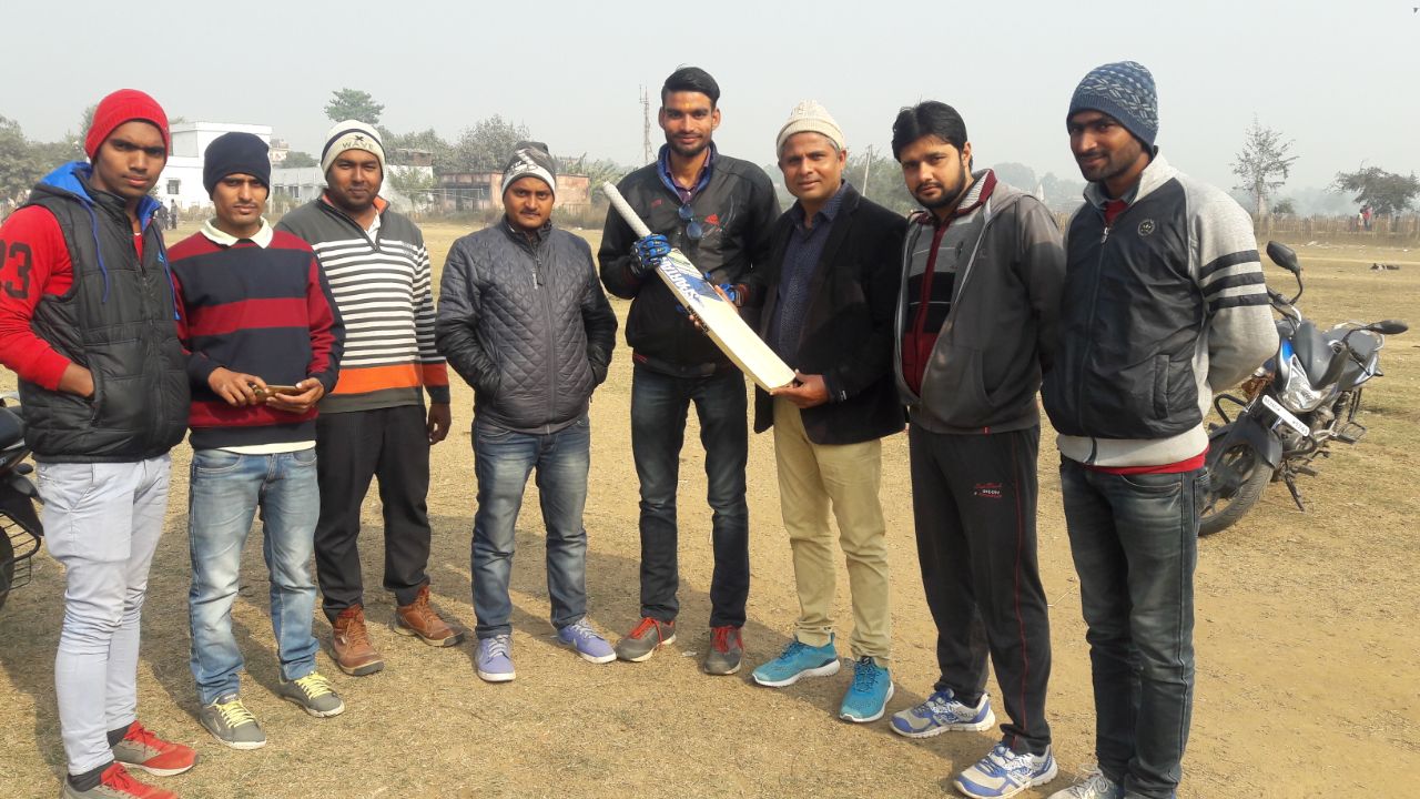 क्रिकेट टीम को दिया  क्रिकेट बैट 