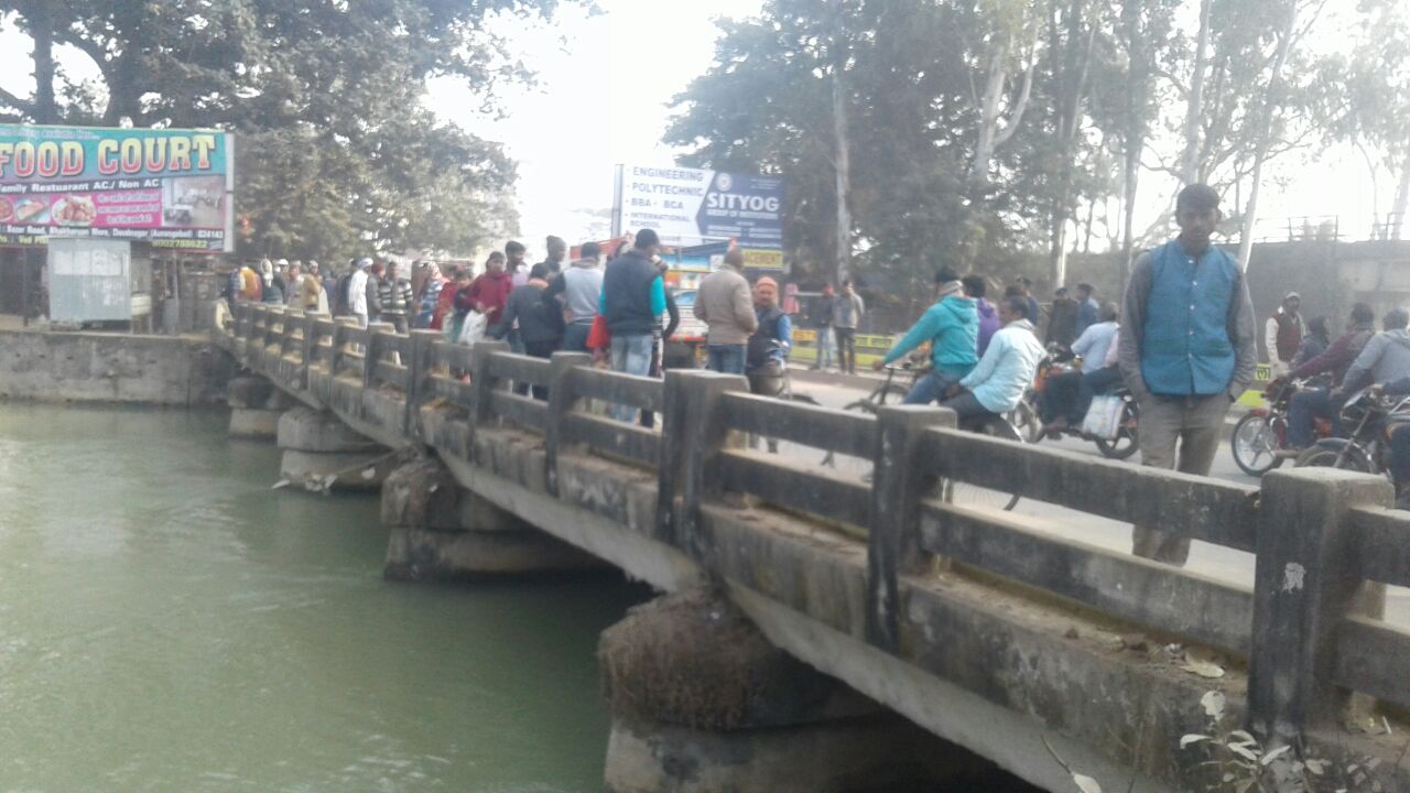 आखिर कौन था नहर में छलांग लगाने वाला युवक,बना चर्चा का विषय।