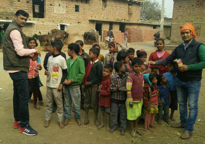 स्वामी विवेकानंद के जन्मदिन पर बच्चों के बिच बांटी गई शिक्षा सामग्री