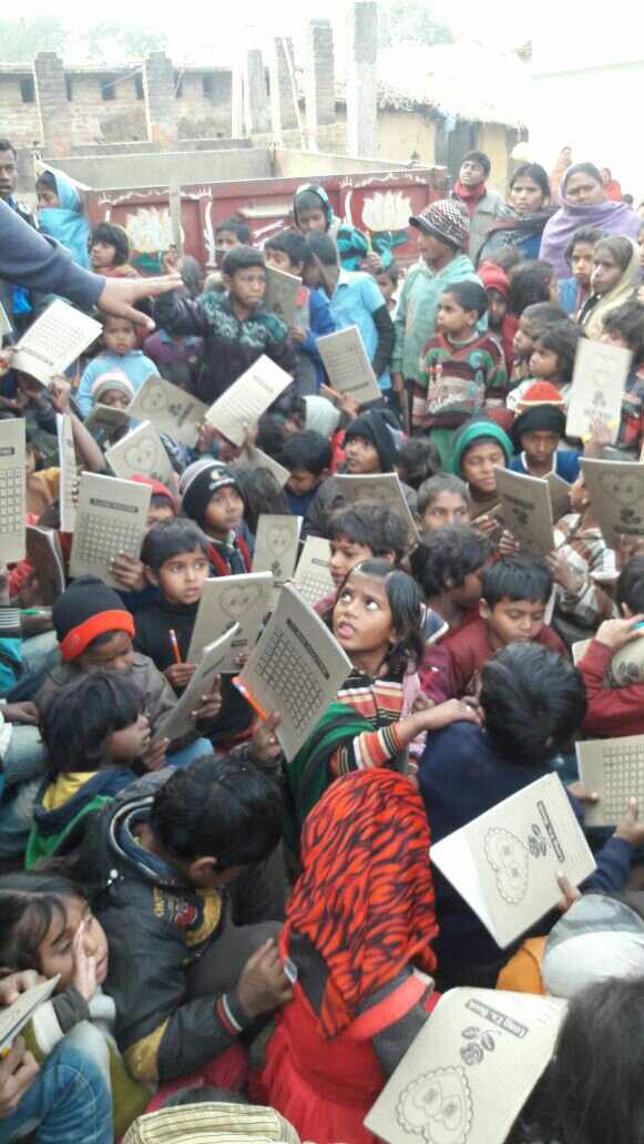 स्वामी विवेकानंद के जन्म दिन पर अभाविप द्वारा दलित बस्ती में बांटी गई शिक्षा सामग्री