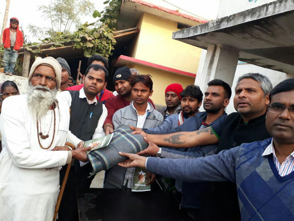युवा राजद द्वारा गरीबों के बीच बांटा गया कंबल