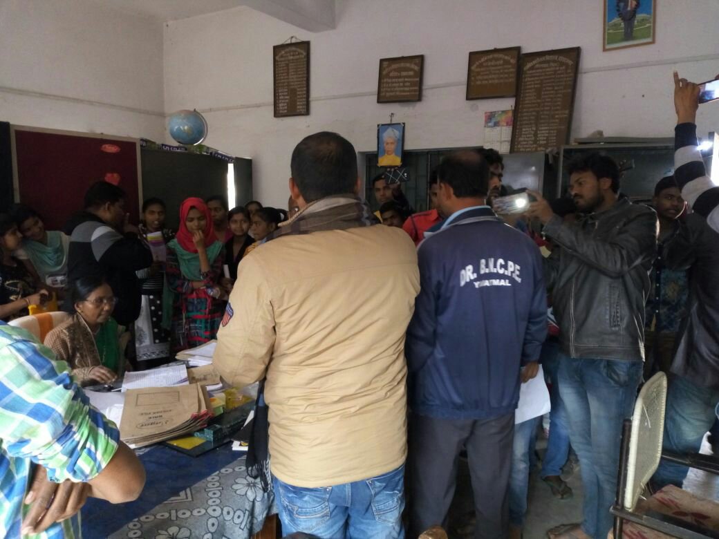 विद्यालय में हो रहे अनियमितता के खिलाफ छात्र छात्राओं ने किया हंगामा