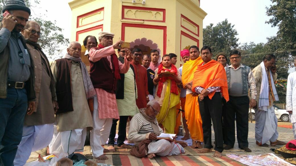 ब्राह्मण महासभा एवं चाणक्य संघ द्वारा भगवान भास्कर की की गई पूजा अर्चना