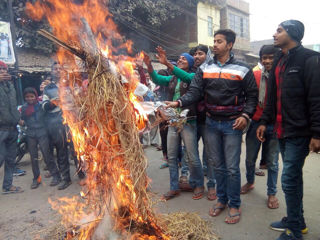 लखन मोड़ पर किया गया पुतला दहन
