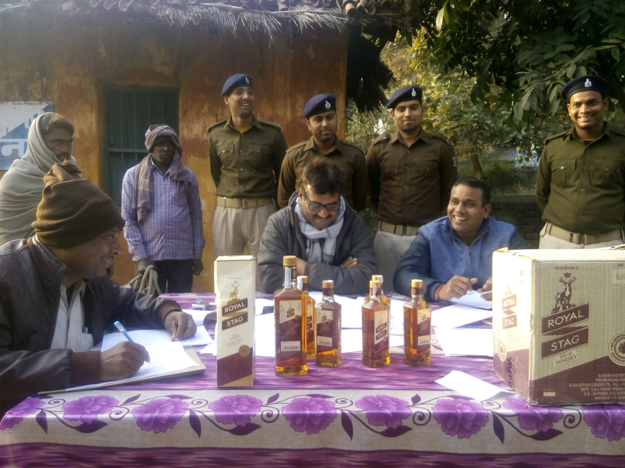 छापेमारी में 317 लीटर शराब बरामद,एक महिला समेत दो गिरफ्तार।