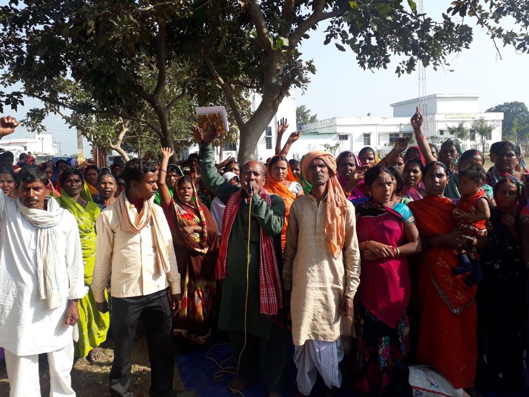 रसोईया संघ अपनी माँग को लेकर धरना देते हुए एसडीओ को ज्ञापन सौंपा