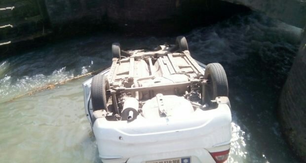 अनियंत्रित होकर नहर में पलटी कार, चार घायल