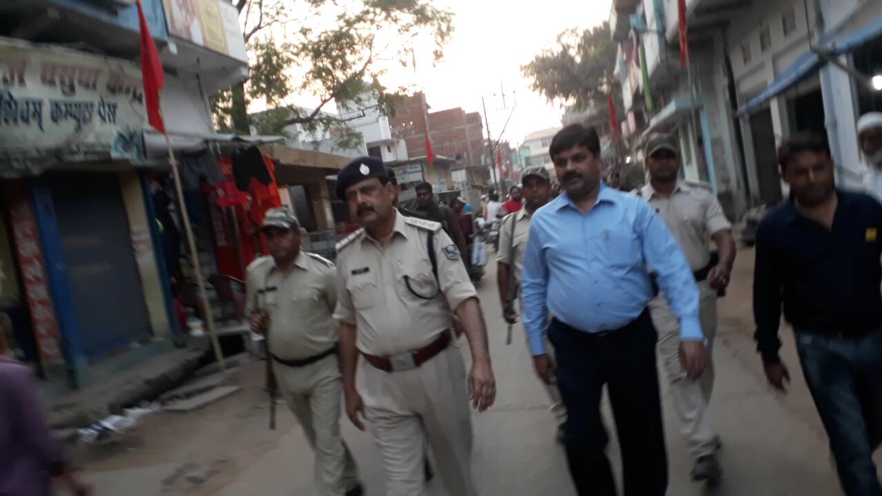 फ़्लैग मार्च में पदाधिकारी समेत पुलिस बल हुए शामिल