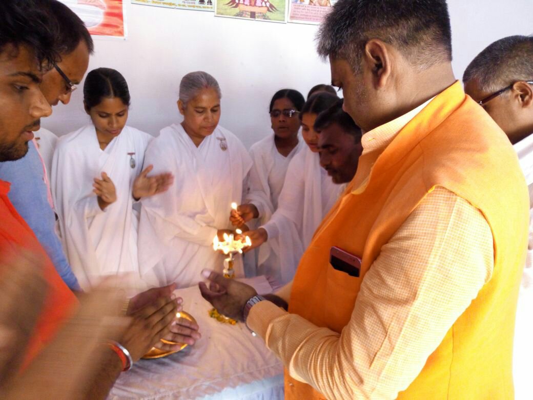 ब्रह्म ईश्वरीय विश्वविद्यालय के तत्वधान में चरित्र से चित्र की कार्यक्रम का हुआ आयोजन