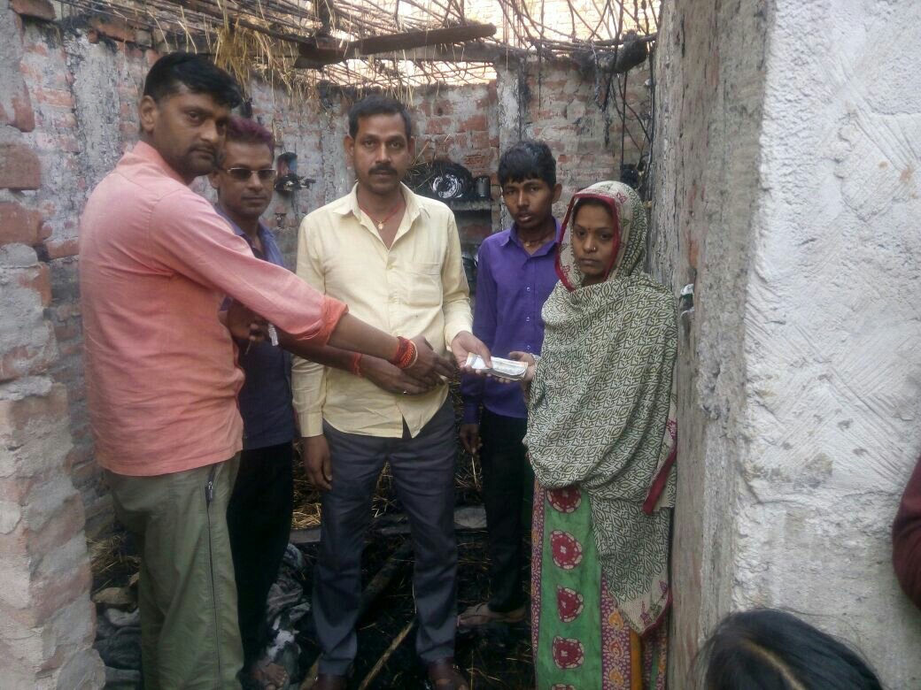 देर रात एक मकान में आग लगने से लाखों की संपति राख