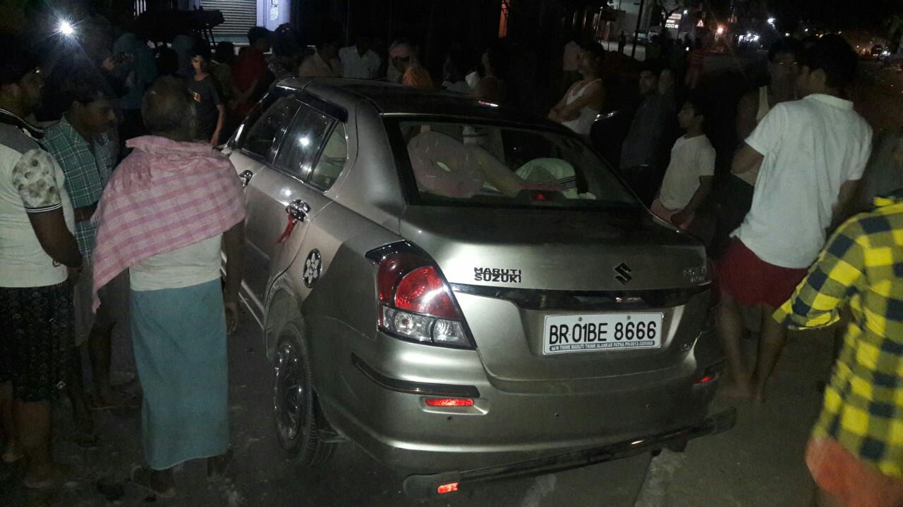 डिवाइडर से टकराकर पलटी कार,तीन जख्मी।