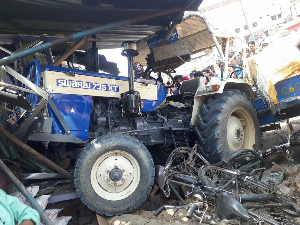 अनियंत्रित ट्रैक्टर घुसा दुकान में,तीन जख्मी।