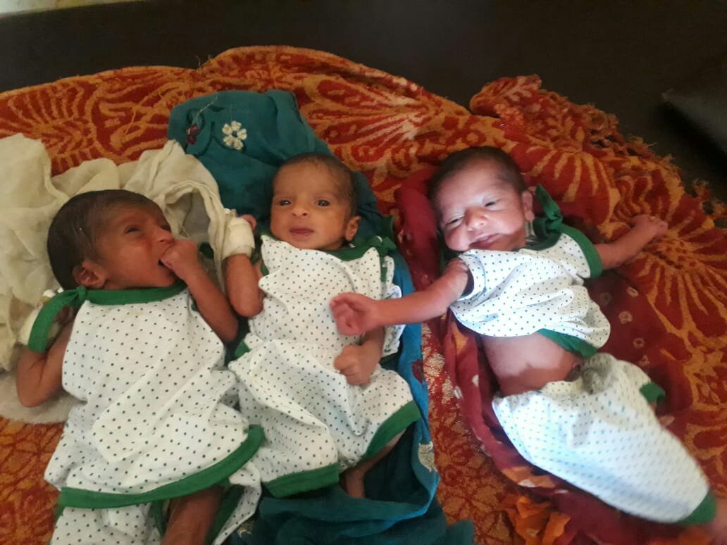 एक साथ तीन पुत्रों को दिया जन्म, तीनों स्वस्थ।