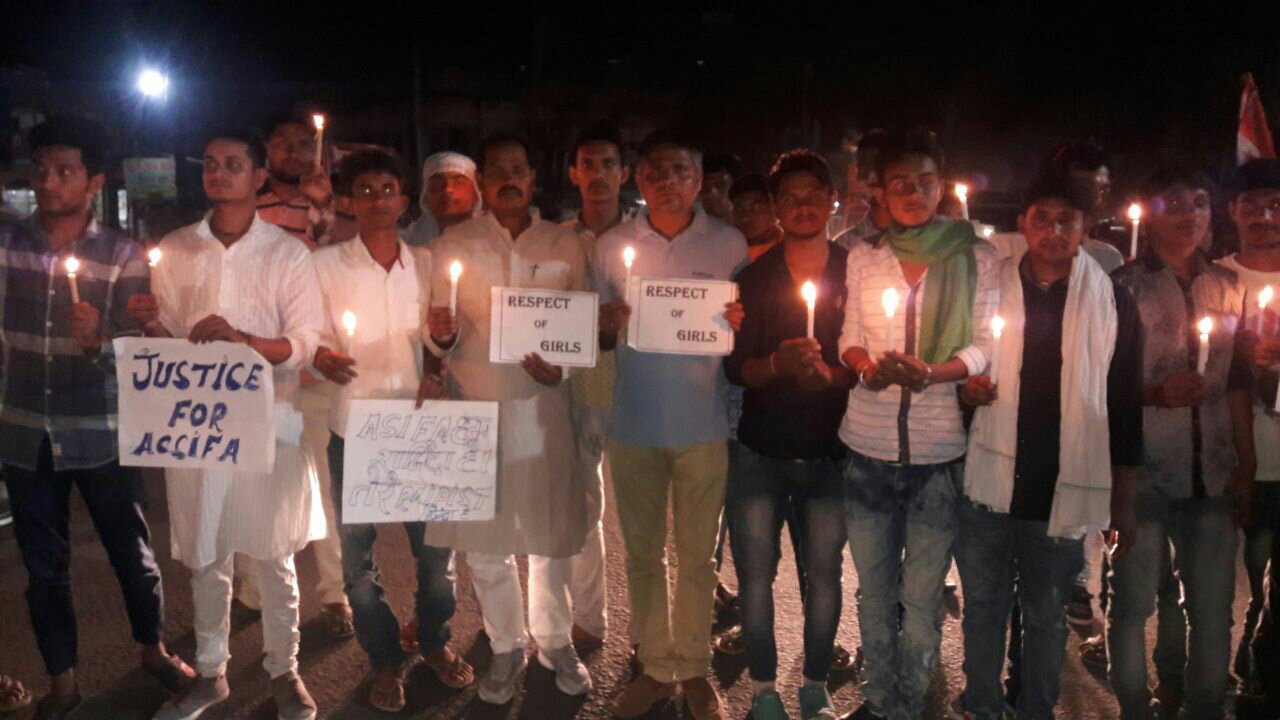 कठुआ और उन्नाव की रेप पीड़ितों के इंसाफ के लिए निकाला गया कैंडल मार्च , सैकड़ो छात्र हुए शामिल