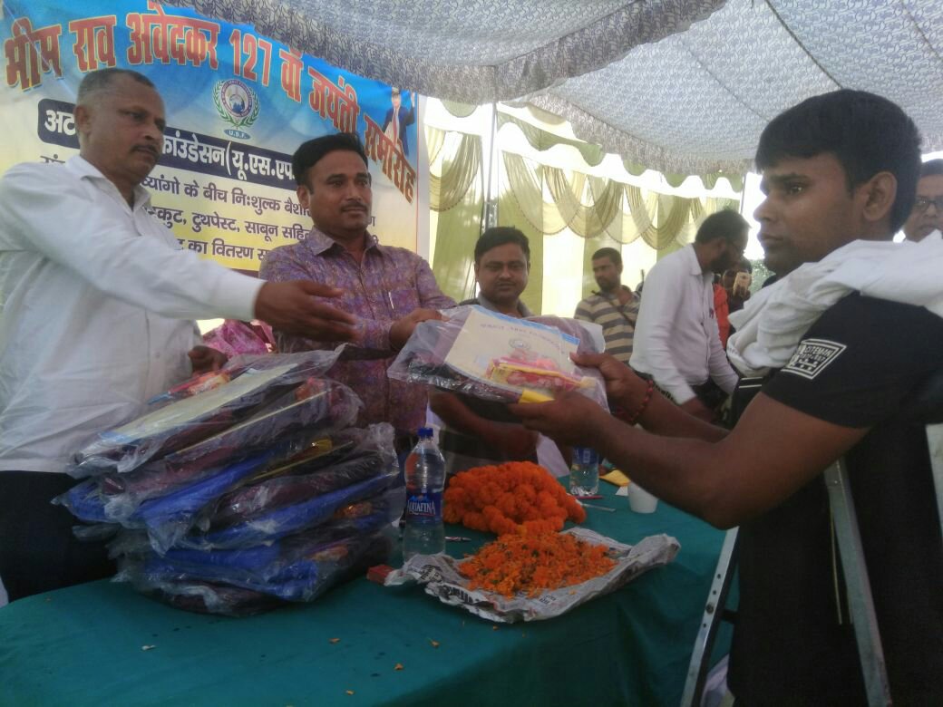 अटमोस्ट सर्व फाउंडेशन द्वारा दिव्यांगों को स्वास्थ्य किट एवं बैशाखी का वितरण किया गया