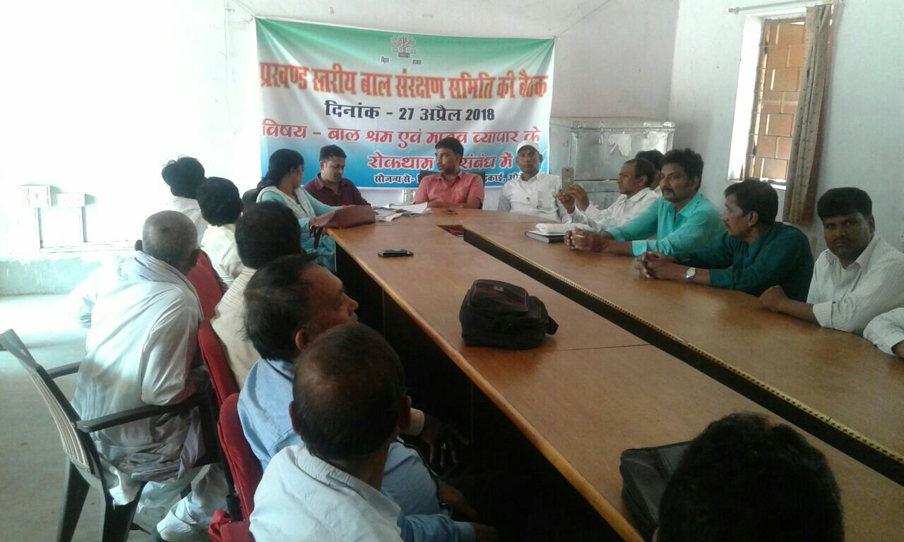 कम उम्र के बच्चों से काम कराना है कानूनी अपराध।