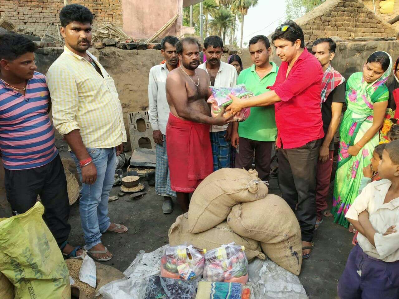 अग्निपीड़ीतों के बीच वितरण की गई राहत सामग्री