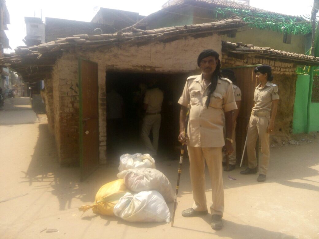 नगर परिषद चुनाव से पहले पुलिस ने ज़ब्त की बड़ी मात्रा में देशी शराब