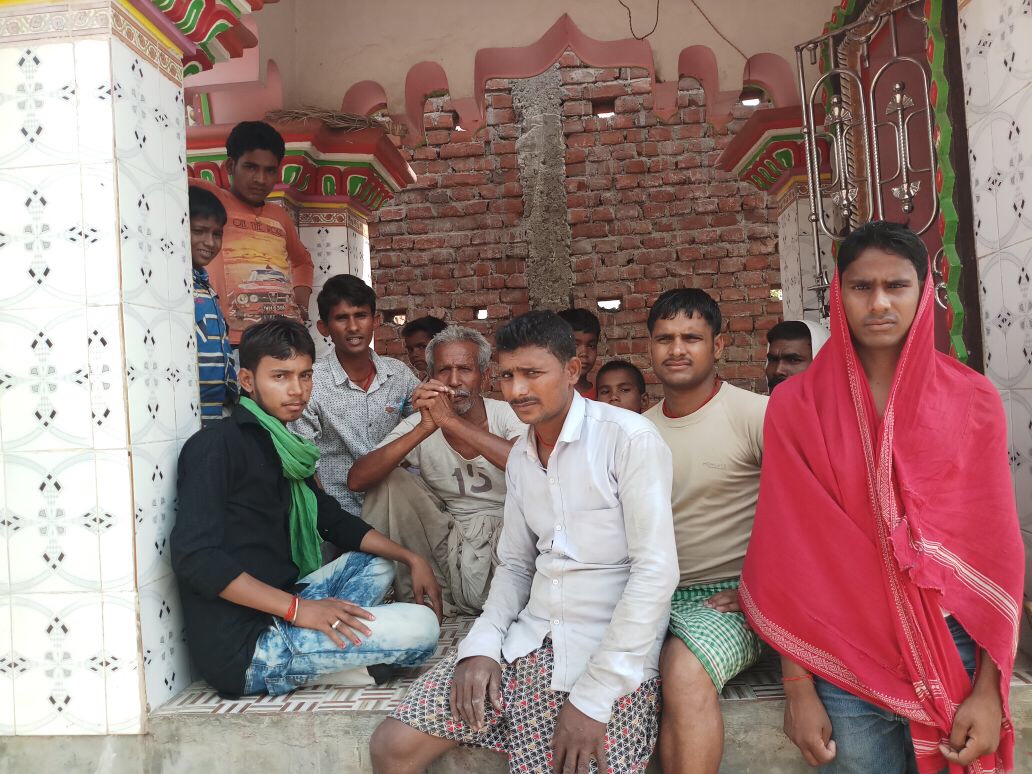 सेना के परिजन से मिलने पहुँचे छात्र राजद