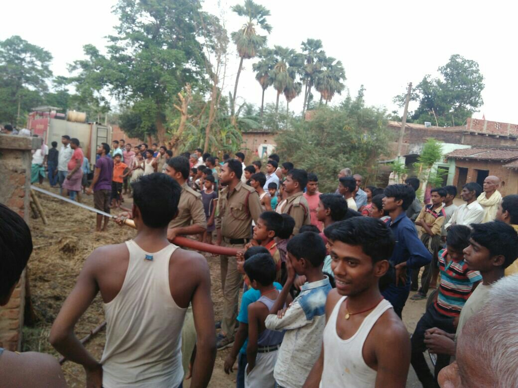 आग लगने से लाखों का कुट्टी जल कर राख