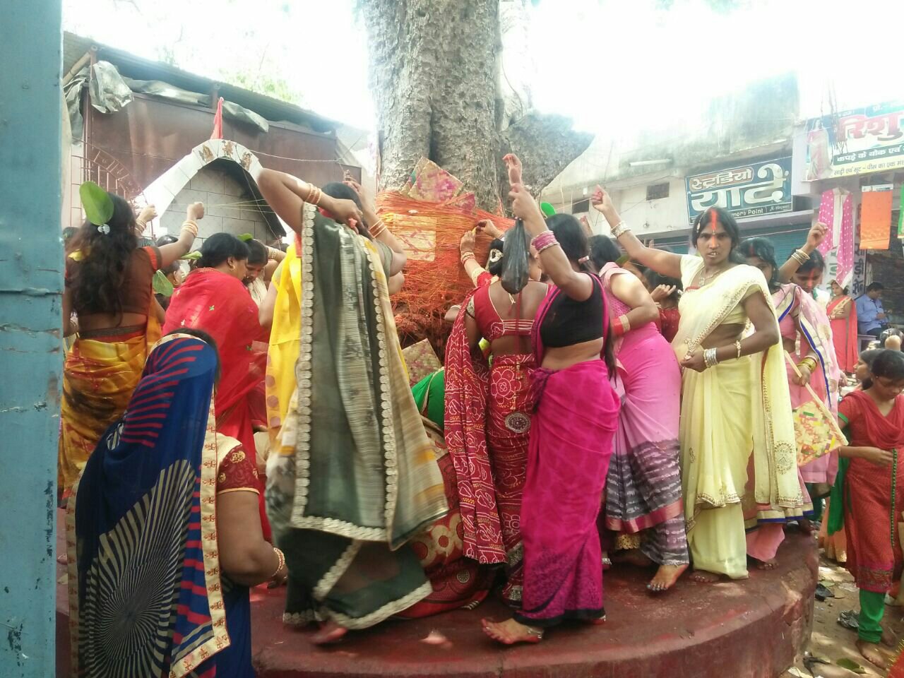 सुहागिनों ने मांगी पति की लंबी आयु