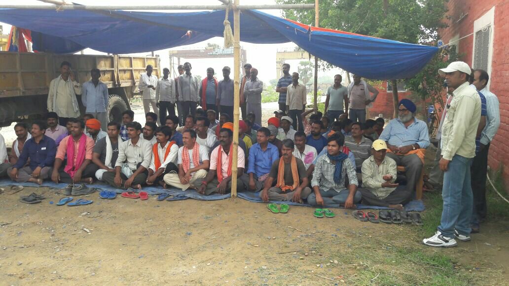 वेतन भुगतान की मांग को लेकर एचसीसी कंपनी के वर्कर का हड़ताल जारी