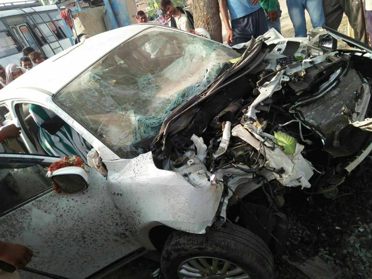 तेज़ रफ़्तार से आ रही कार ने बस में मारी टक्कर।तीन गम्भीर रूप से घायल