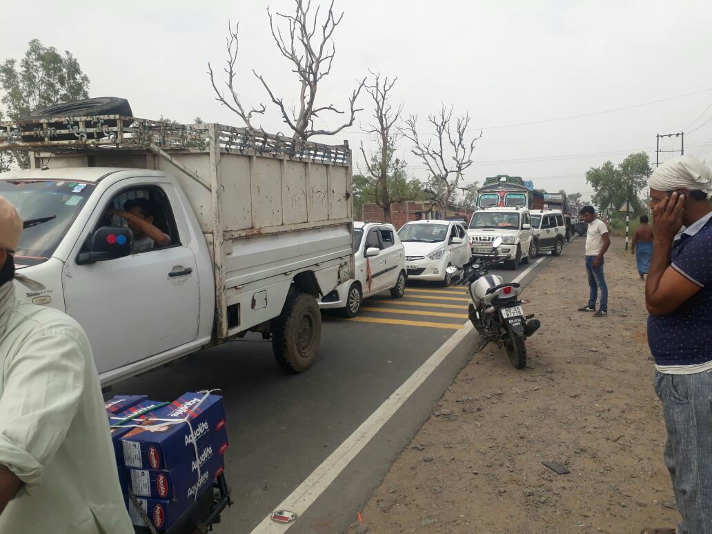 लगातार हो रही चोरी घटनाओं से ग्रामीणों का फूटा गुस्सा,घंटो सड़क जाम
