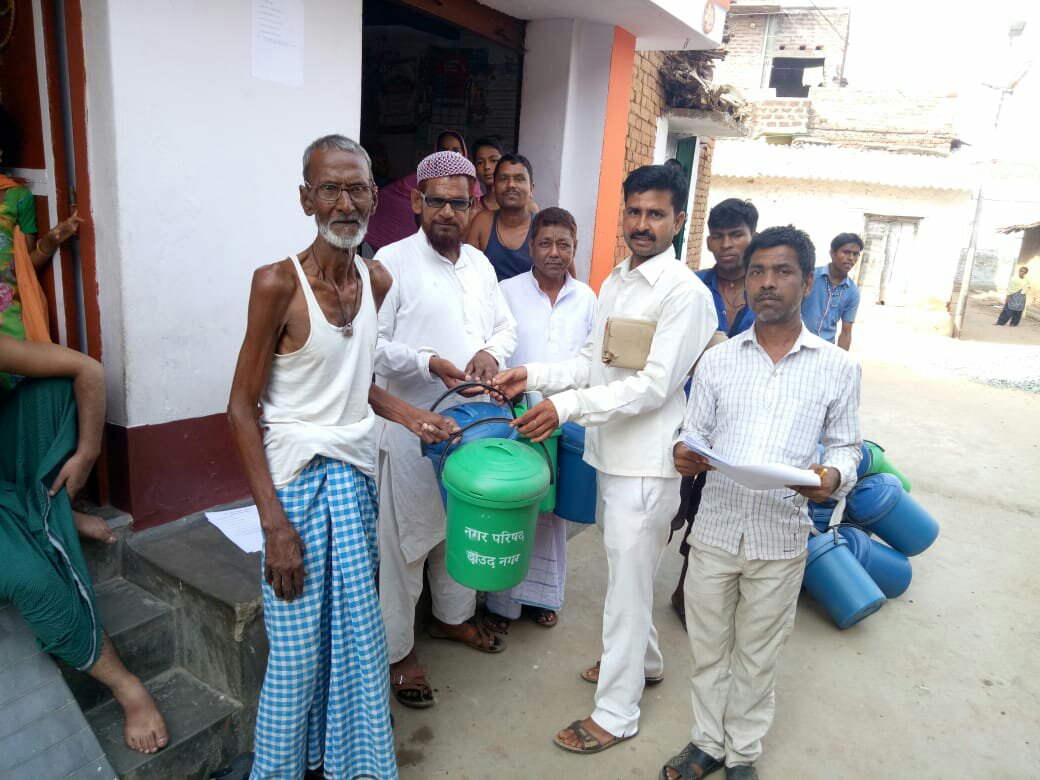 घर घर बांटे जा रहे हैं गिला और सूखा कचड़ा डब्बा