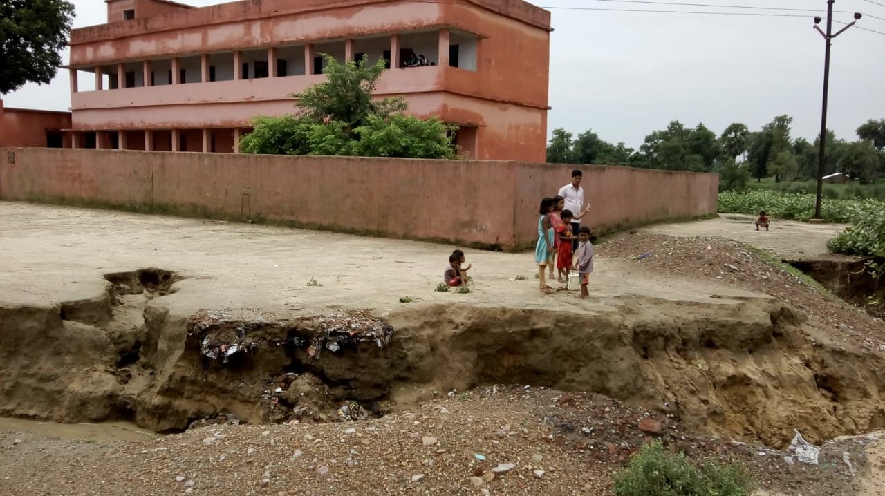 ध्वस्त होने के कगार पर है सुरखी हाई स्कूल की दीवार।