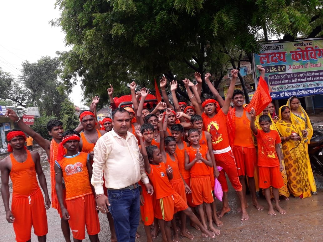 देवघर व देवकुंड के लिए रवाना हुए कांवरिया।